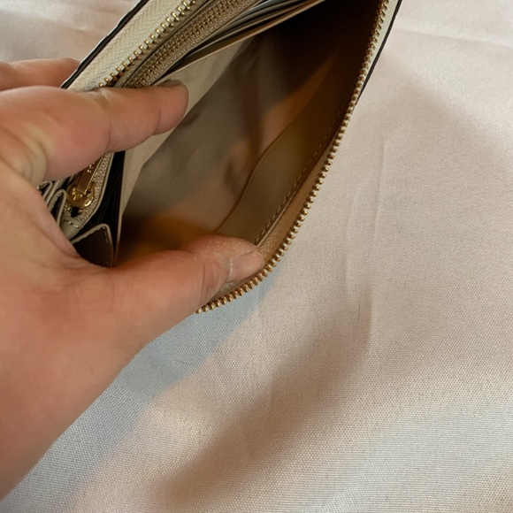 🎉Host Pick🎉 NWT White Embossed Coach Wallet  / Wristlet in White with Bo… - Picture 14 of 15